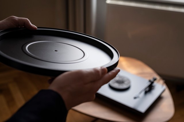 Проигрыватель винила Pro-Ject DEBUT CARBON EVO (2M Red) Satin Black артикул A134219-1-17
